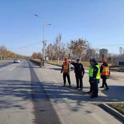 创建零死亡中队//公安阎良分局交警大队技术中队民警开展道路隐患排查治理