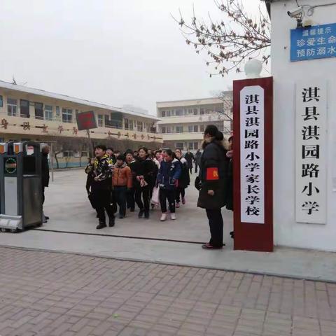 用心守护，为爱护航——淇县淇园路小学家长执勤志愿者风采