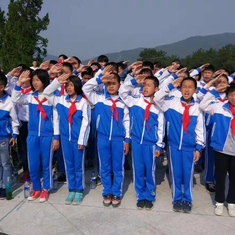 不忘英烈抛忠骨，红心追梦正少年