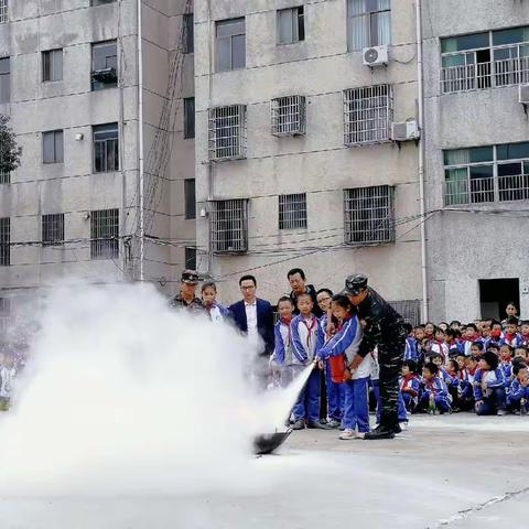 守护生命之花———龙山小学开展消防应急安全演练