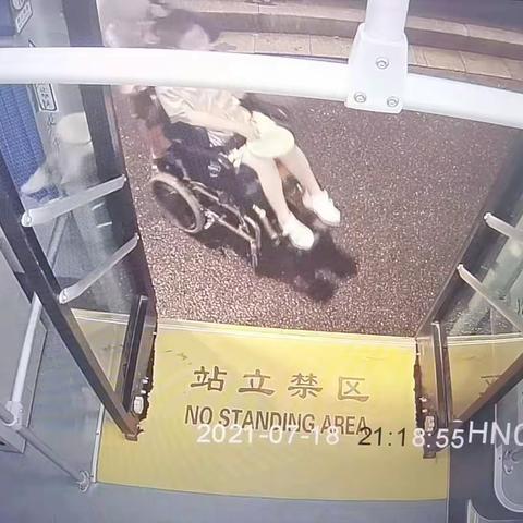 公交车运营途中任师傅的举动感动了车上所有人