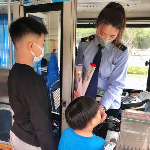 【在工作岗位上她们是爱岗敬业的佼佼者，在家中她们同样是相夫教子的母亲】