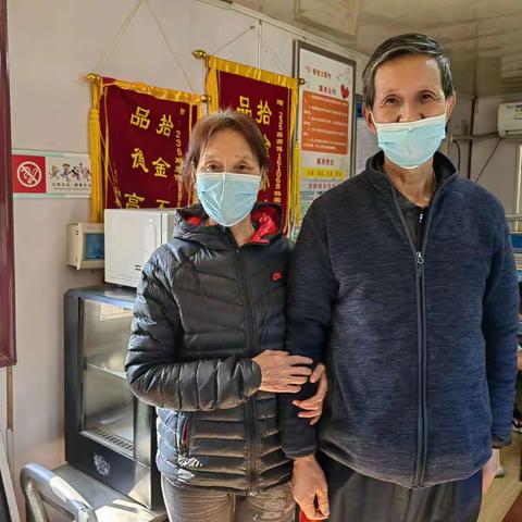 【两位老年乘客亲眼见证了公交驾驶员助老暖心的一幕】