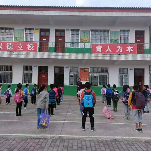 和兴镇席庄小学“向国旗敬礼”活动总结