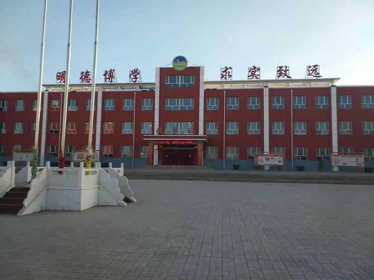 阳高县大白登中学与大同六中集团校结成"手拉手"结对帮扶学校