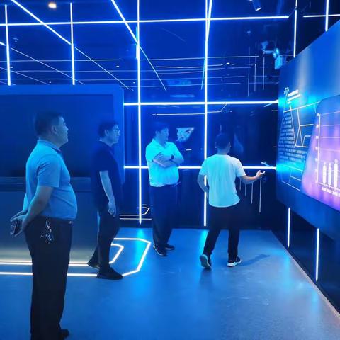 管城回族区副区长陈定查看区级垃圾分类宣教基地建设工作