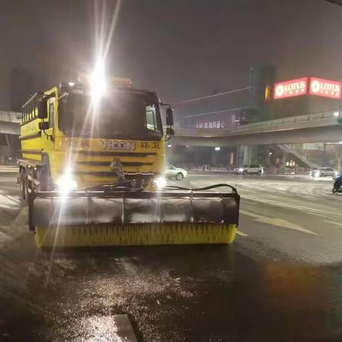 管城城管系统持续吹响除雪破冰冲锋号 保障市民出行畅通