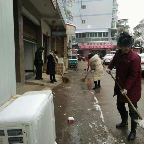 铲积雪、送温暖，城东社区志愿者在行动...