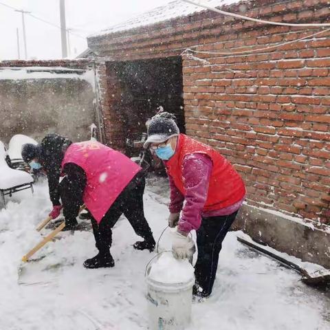 【我为群众办实事】巾帼在行动-东安街道团结社区巾帼志愿者雪中送炭关爱残疾家庭清雪送温暖