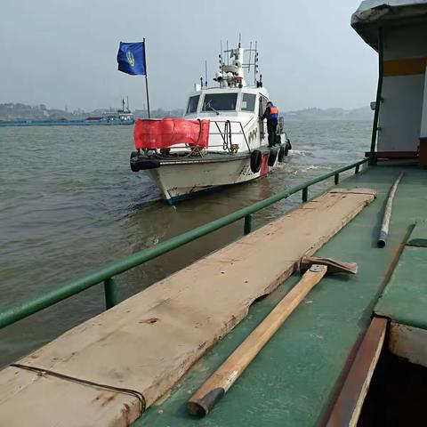 黄石海事局蕲春处棋盘洲执法大队为百姓保驾护航。（副本）