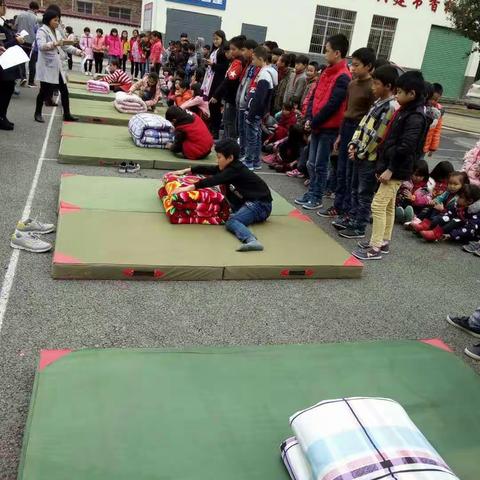 新龙中心小学“优化生活环境，共建美好校园。”