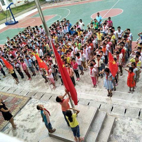 新龙中心小学星期一的升旗仪式！