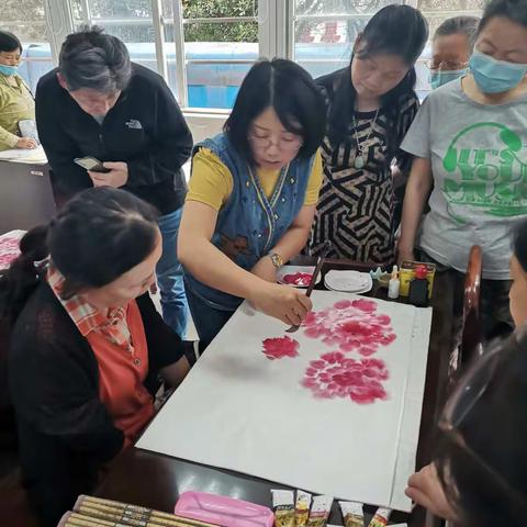 开学以来在陈老师特别关怀下，在李佳老师精心备课和示范讲解，学员认真掌握绘画技巧，成绩显著一路生活写照。