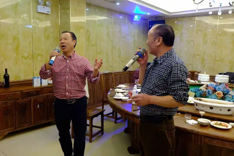 吴圣堂的军歌嘹亮纪录军旅,杨万年的闽南小调雅致有味。