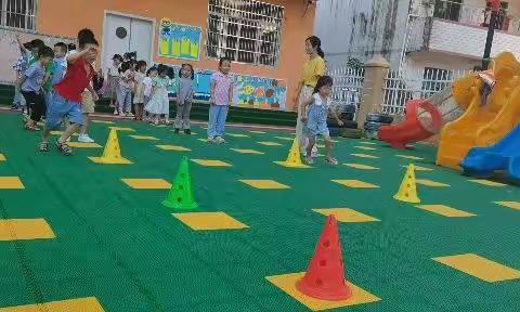 东方育德幼儿园大二班日常活动