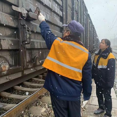 颖川堡货运营业部以雪为令，立即启动极端天气应急预案，以实际行动落实"查问题、灭隐患、保安全”专项活动。