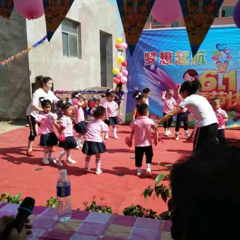 里洪幼儿园亲子携手六一欢聚一堂梦想起航，童心飞扬。