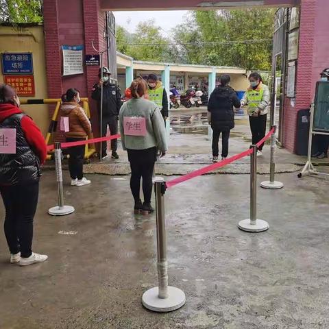 疫情防控不放松，校园演练保平安——梧州市毓秀小学新冠疫情防控应急演练。