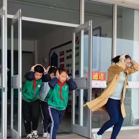 “演练于行，防震于心”--陈庄镇付窝小学开展“5.12”防震逃生演练活动。