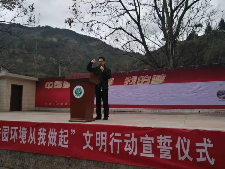 白鹿中学"爱护校园环境 从我做起"文明行动宣誓仪式