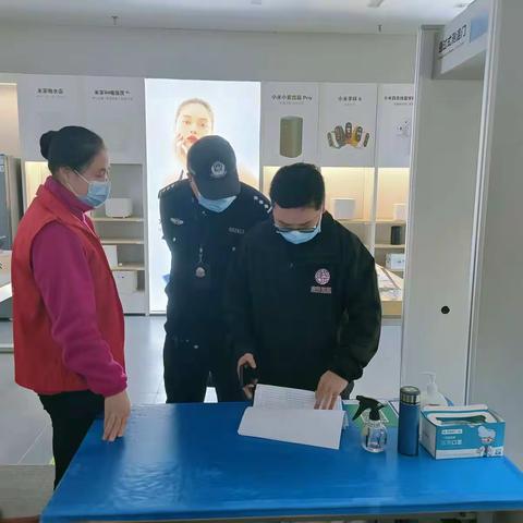 唐尧社区对辖区公共场所两码查验、场所消杀情况、人员佩戴口罩情况进行检查