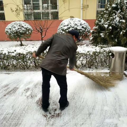 师生齐协作  雪天安全行——新庄小学全体师生扫雪纪实