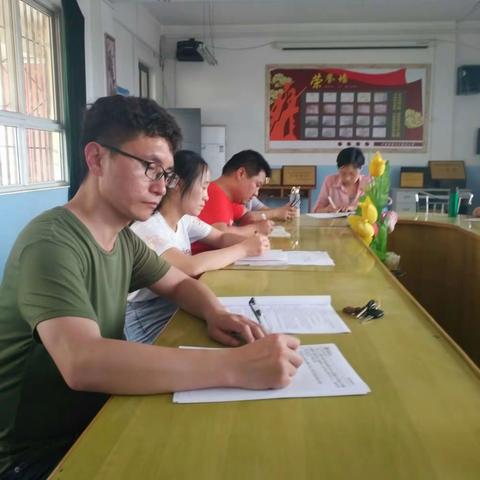 马王新庄小学组织教师学习《西安市中小学教师违反职业道德行为处理实施细则》