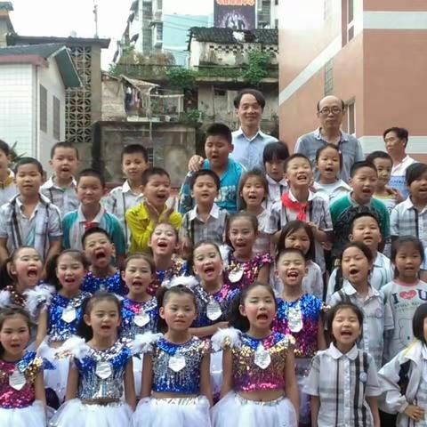 快乐的日子 六一的天空湛蓝如水， 六一甜美的歌声使 我们那一颗颗晶莹剔透、 