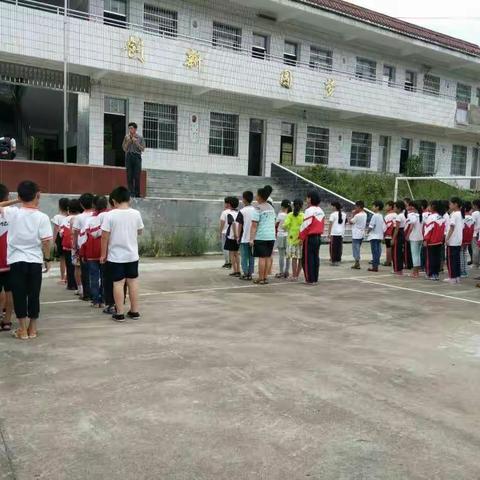 九源中心小学安全教育周“把安全挺在前面”