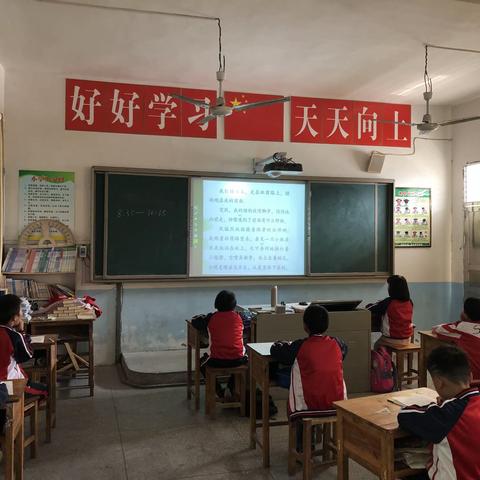 这个地方教室都装上了窗帘——范镇党委政府帮助九源小学解决实际困难