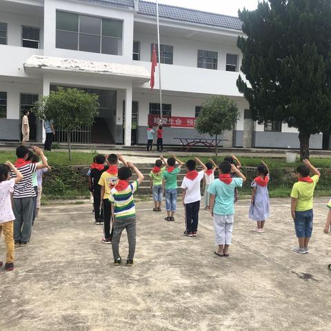 将爱国的种子根植于每个孩子心中——九源小学教学点升旗仪式