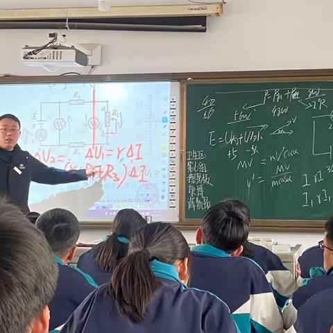 以爱滋养   以情润心——高二年级组教师  吴峻峰