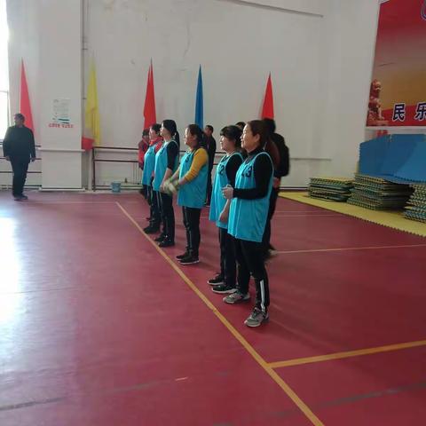 女排女宝们旗开得胜，一举拿下对手。