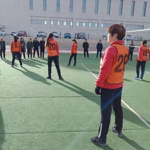 洪水学区女排宝贝们对战三堡学区以2:0赢的对手，首站告捷！