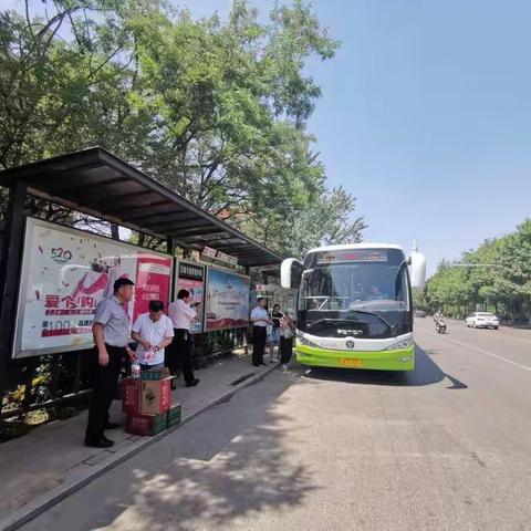 酷暑送清凉   关爱公交人