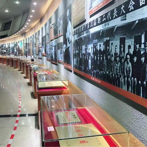 市产权交易市场领导班子成员到工业历史展区参观