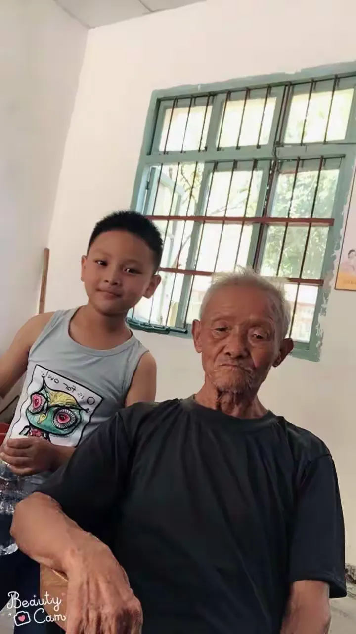 儿子也要和爷爷合影