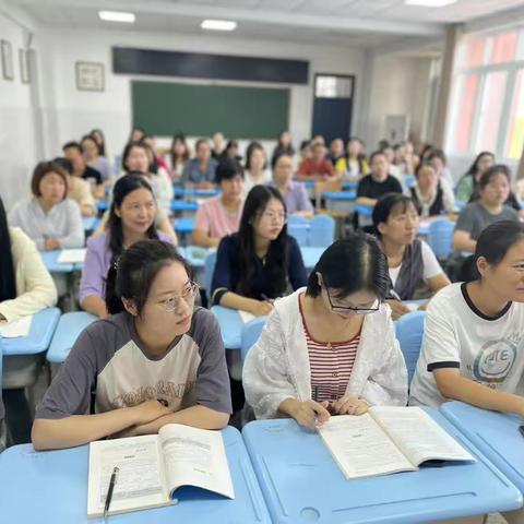 研课堂，促发展——洛龙区第一实验小学翠云路分校组织教师学习《河南省义务教育学科课堂教学基本6要求（试）》