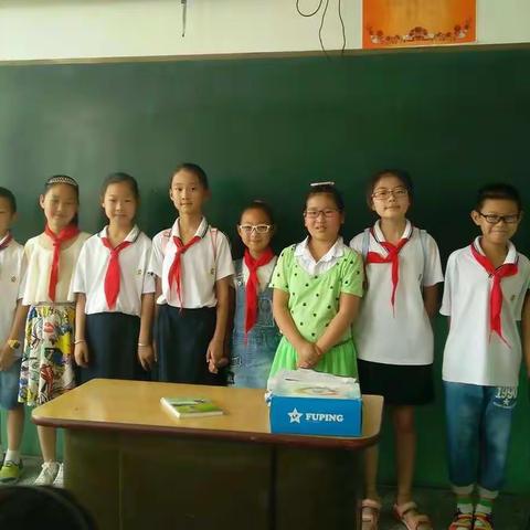 班主任为孩子主持手拉手