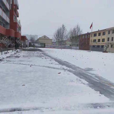 传递温暖：九巷小学教师雪天倾情护学