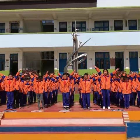 龙场小学晨曦中队——国旗下的教育活动《让爱传出去》