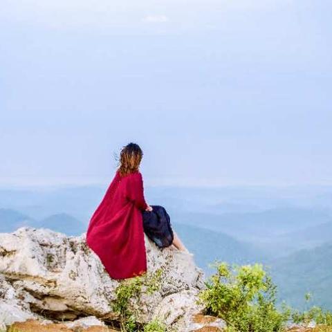 对，我就是那个三十岁还穿着破布烂衫背着布包的女人！