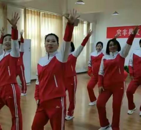 舞出青春魅力  走出健康人生 石龙区健步走酷走队积极参加“春满鹰城”双节文化活动