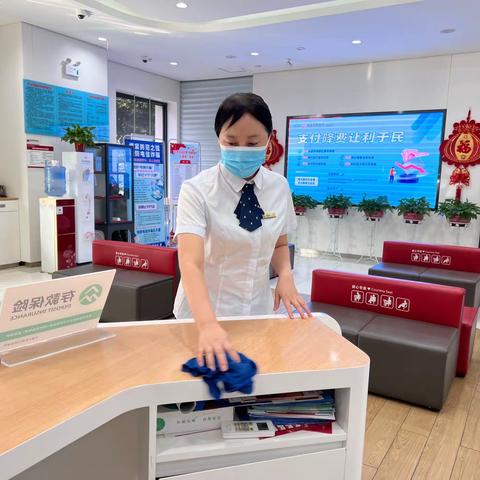 开发区支行为靓化服务环境，提升我行优质服务水平，给客户营造良好舒心的环境。9月23日组织全体员班后大扫除。