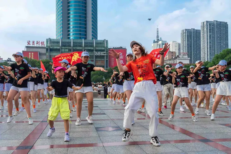  疫情期间跳的舞蹈火的是谁(疫情过后舞蹈视频)