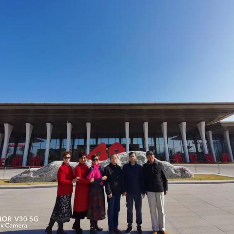 艺术团队十几载，队友携手建平台，风雨同舟齐奋进，仰首阔步展未来！（三家好友游前海随感）2021.1.3.