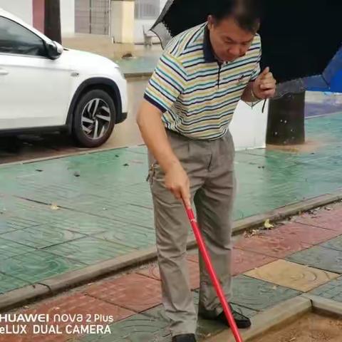 那大第二小学开展台风灾后环境卫生整治工作
