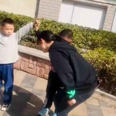 幼儿园生活就像万花筒，缤纷精彩，孩子们的快乐很简单，一句笑话是快乐，玩游戏也是快乐！快乐无处不在！