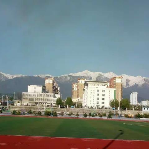雪山，校园，花坛—— 一副美丽画卷