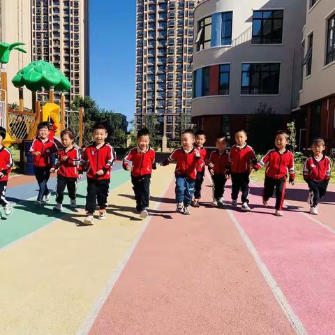 健康快乐  五彩童年——机关一幼中四班户外活动实录